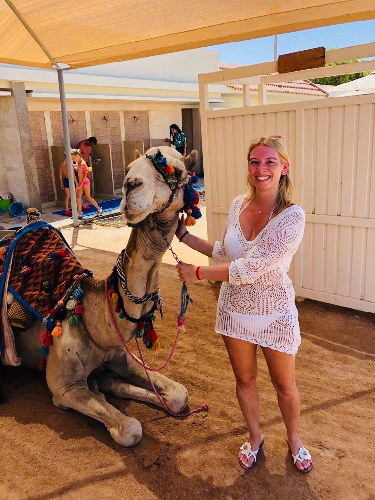 Bloginhaberin Jacky im Dana Beach Resort mit einem Kamel