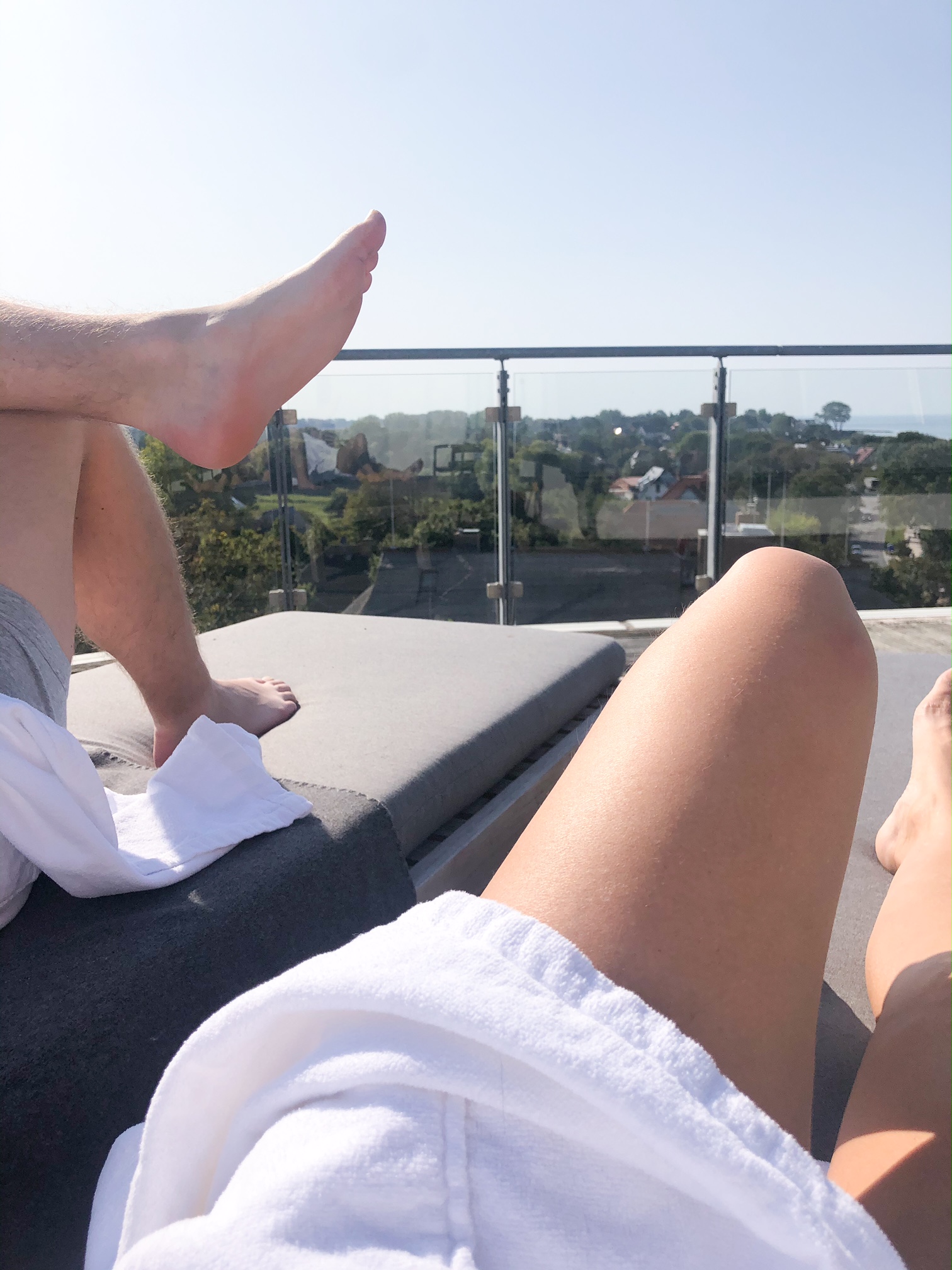 Beine auf einem Balkon mit Bademantel