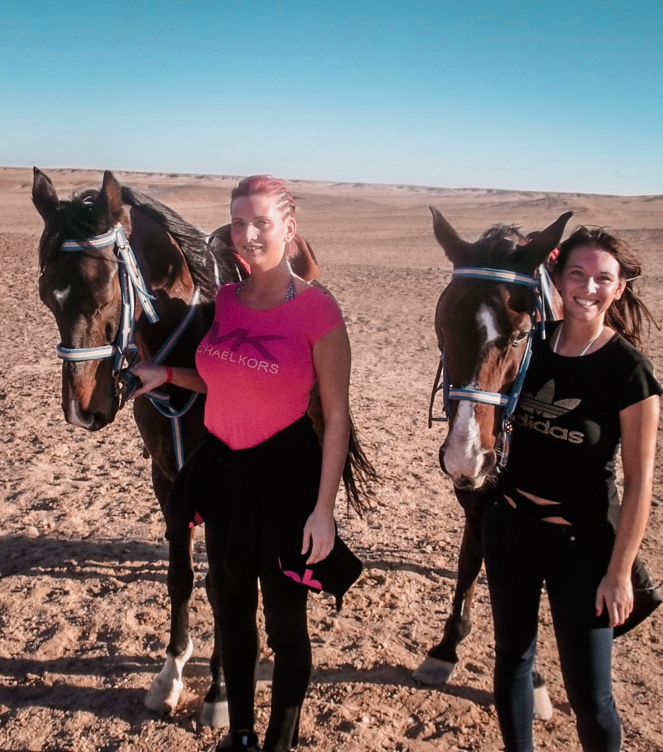 Bloginhaberin Jacky und ihre Schwester mit Pferden in der Wüste. Reiten in der Wüste in Hurghada Ägypten.